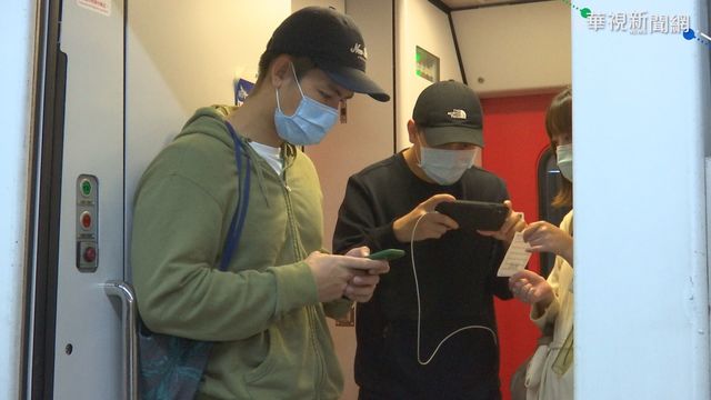 站票限量120人?! 乘客擠滿台鐵車廂