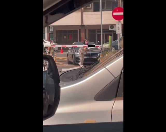 停車場辨識失靈...駕駛霸氣「拆車牌」亂揮 全場笑翻