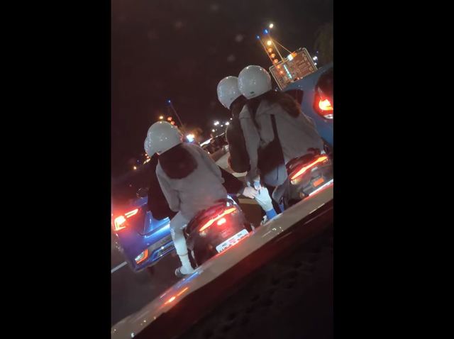 等紅燈撞見交叉的愛！男子竟偷牽鄰車後座妹