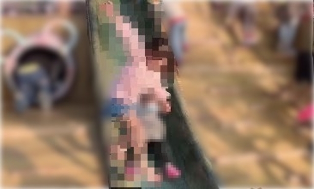 女童在溜滑梯中間跳躍，壓上正溜下來的小女孩。（翻攝自臉書 / 爆料公社二社）