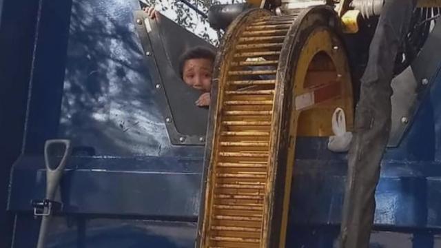 男孩捉迷藏躲垃圾桶 被鏟進垃圾車差點成肉泥！