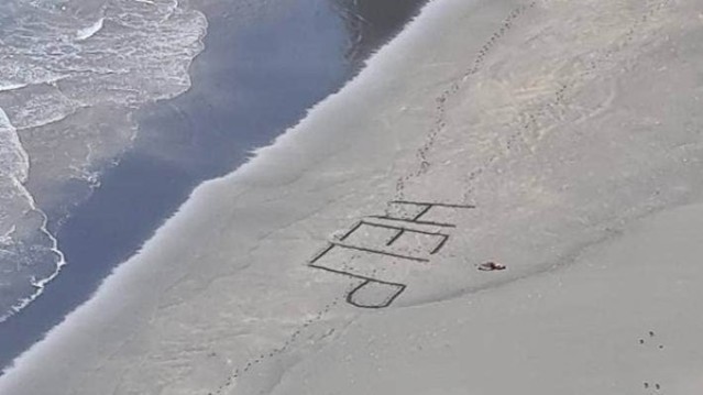 漂無人海岸怎辦？ 他學電影寫HELP真獲救