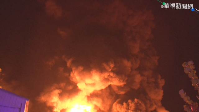 橡膠工廠暗夜竄火 濃濃黑煙竄天際