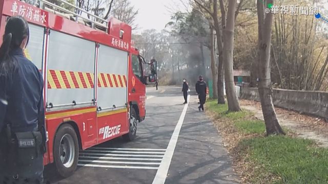 疑過彎失控 重機自撞護欄起火成廢鐵