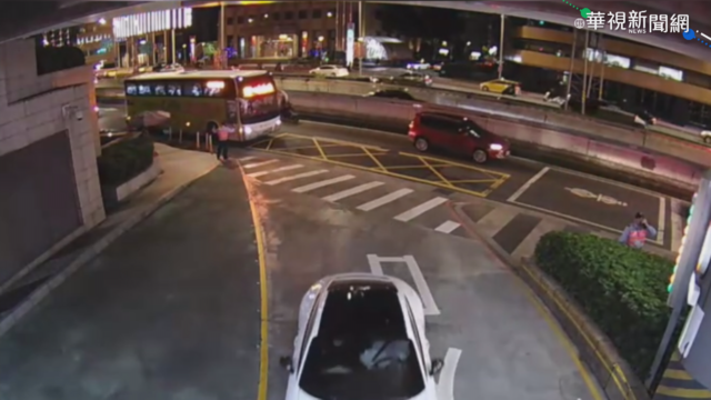 轎車衝轉運站 停客運車位讓乘客下車