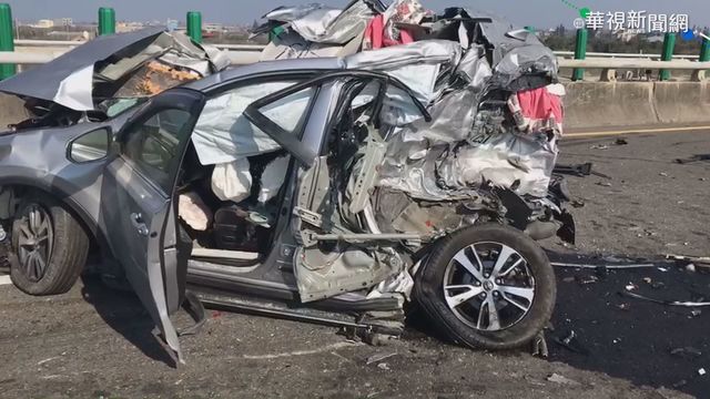 西濱21車追撞 ｢大車夾小車｣2死8傷