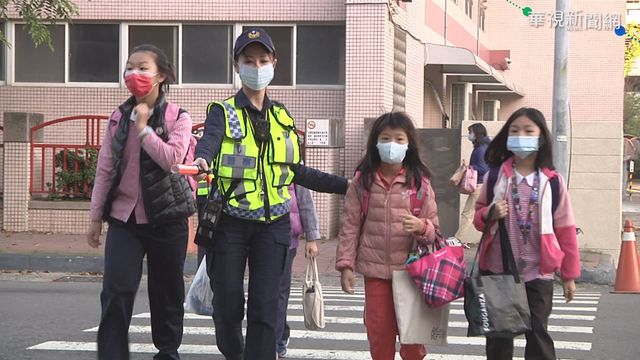 開學首日｢護童｣ 高市警街頭指揮交通