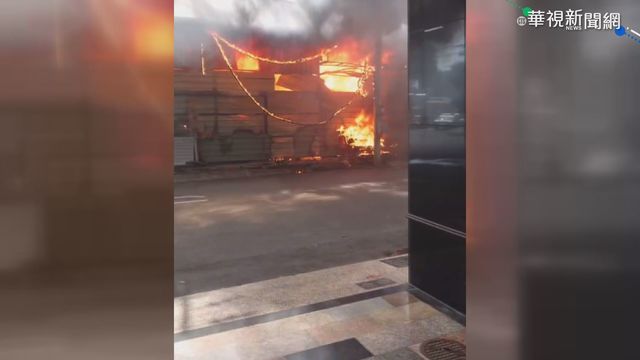 台南鐵皮倉庫大火 出動30消防車灌救