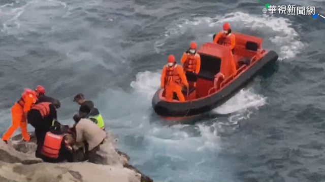 3釣客受困花蓮沿岸礁石 海巡即刻救援