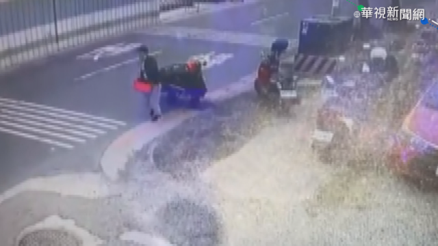 膽大包天! 男竊重機還請路人幫忙