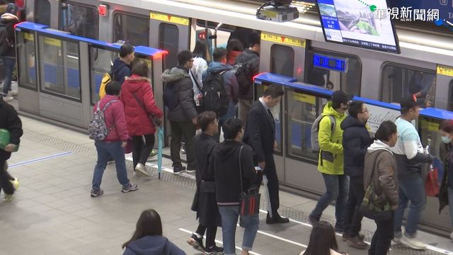 女搭捷運拉鍊忘拉 男童「一暖舉」數萬網友狂讚