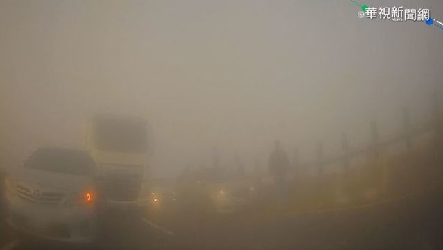 行車遇濃霧必開3種燈？鄭明典曝「不鼓勵用黃色閃燈」