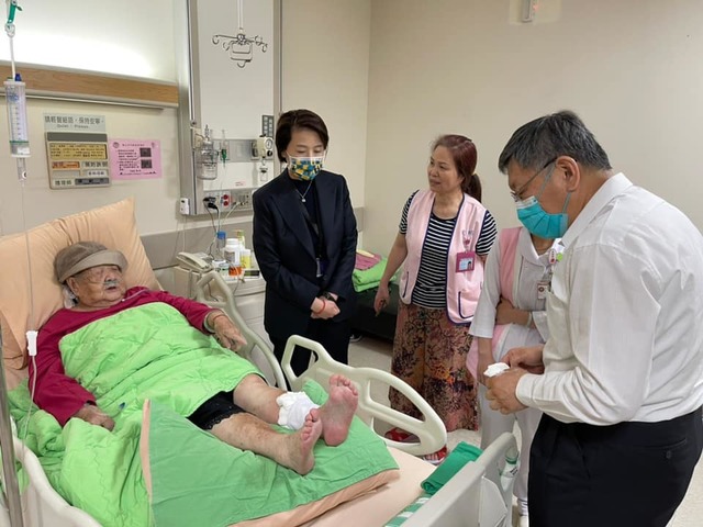 柯文哲探視黃珊珊母親住院！她感動：醫者仁心