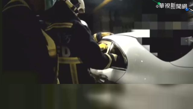2歲女童單獨困車內 消防員破窗救人