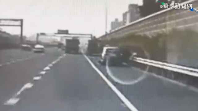 國1大貨車輪胎脫落飛對向 砸中2轎車