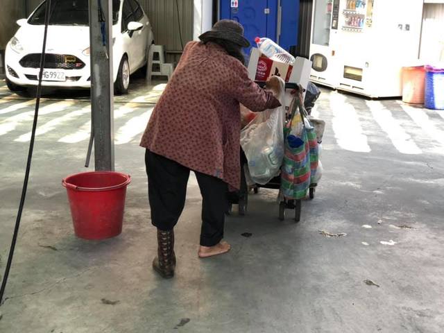 回收嬤僅單腳穿鞋 他心疼暖買拖鞋贈送萬人讚