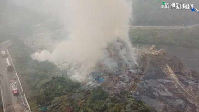 八里垃圾掩埋場悶燒 白煙直竄天際