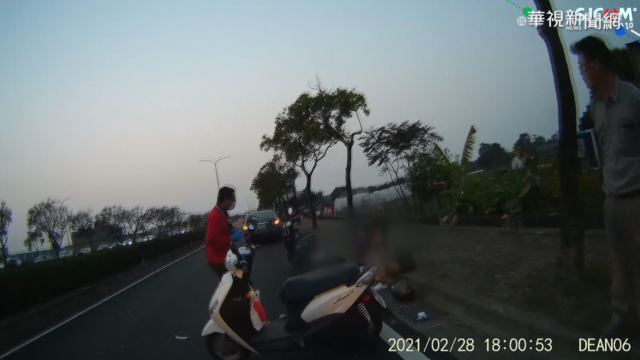 蚊子擋視線 女騎士揮手驅趕失控撞車