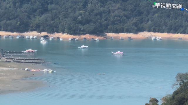 日月潭水位過低 行走碼頭引橋如登山