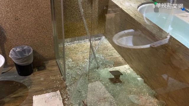浴室玻璃門突碎裂 男入住飯店濺血