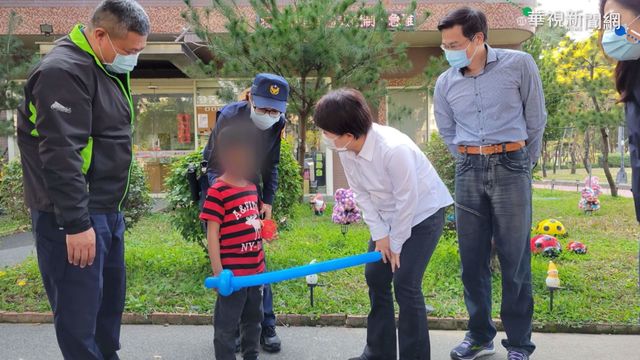 ｢1打5｣忘牽小兒子 母焦急衝公園尋人