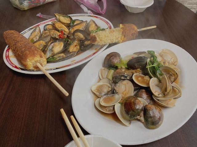 點2盤海鮮800元怨被當盤子 八里觀光協會：實價200元