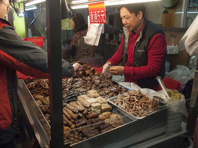 健身男被女友甩「放縱怒買滷味」 老闆娘讓他哭了