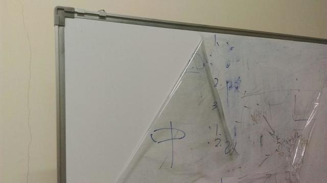 老闆怨白板難擦！新人驚揭「擦不乾淨」原因 全場看傻