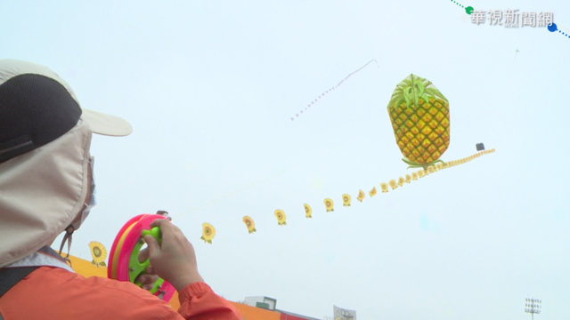 替全中運暖身 鳳梨.布袋戲風箏飛上天