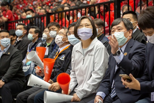 HBL泰山稱王 蔡英文親頒冠軍獎盃