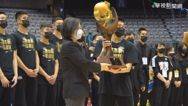 HBL冠軍戰 總統蔡英文親臨力挺球員