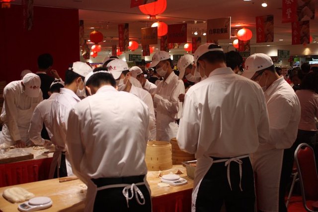 鼎泰豐爆規定員工「口罩限戴2色」 勞工局：沒違法