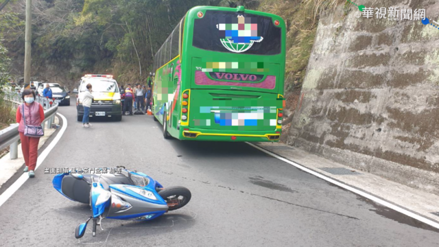 騎士自摔飛對車道 遊覽車急煞險輾