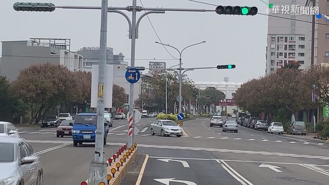 圓形綠燈+左轉燈 駕駛傻變木頭人