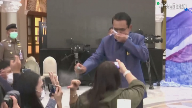 不滿媒體尖銳提問 泰總理失控噴酒精
