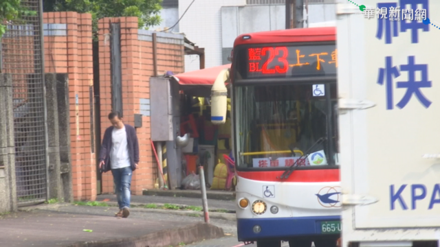 乘客擠不上車 里長竟要學生下車走路