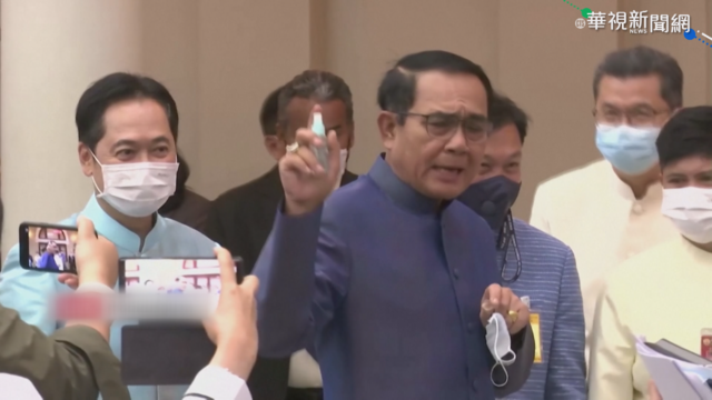 遭追問內閣新人事 泰總理暴怒噴酒精