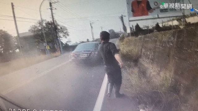 疲勞別上路!轎車失控擦撞貨車險撞人