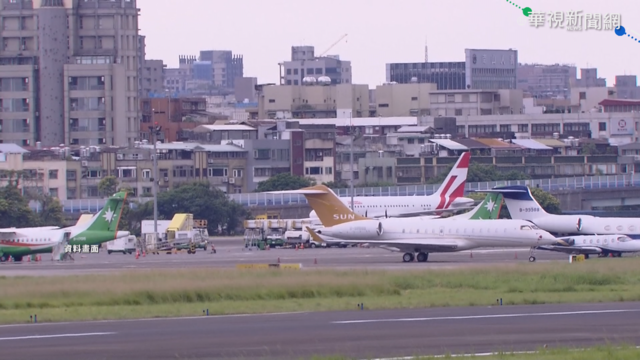 史上頭一遭! 阿伯騎單車誤闖松機跑道