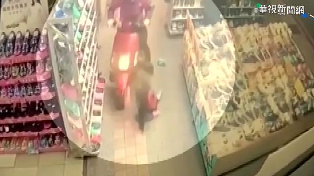 外送貪快騎上騎樓 男童遭撞飛倒地