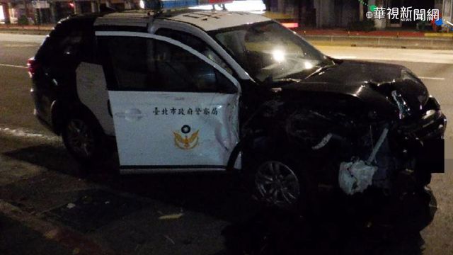 值勤恍神?!警車衝上人行道撞斷消防栓