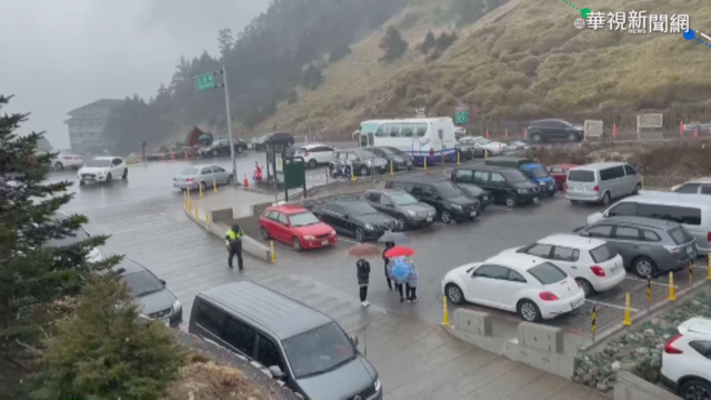 合歡山松雪樓下冰雹 民眾樂透了!