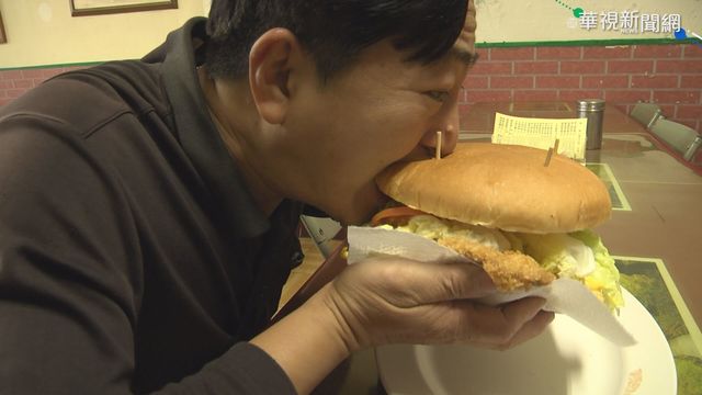 巨無霸漢堡比臉大 顧客驚奇｢難入口｣