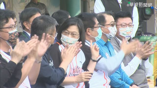 中職開幕象獅大戰 隔11年總統到場看球