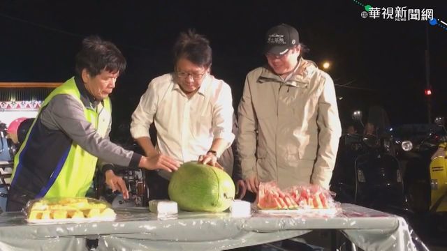 達成台灣縱走 林右昌墾丁切西瓜慶祝!