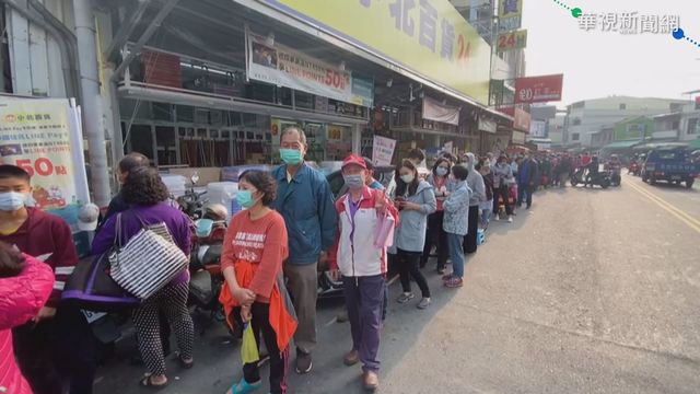 搶領發財金! 高雄百年土地廟人龍綿延