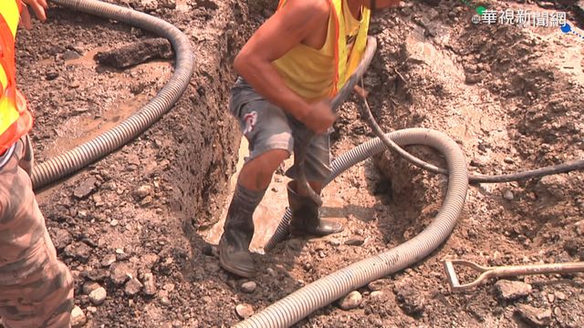 浪費! 台中自來水管爆裂車輛濺水花