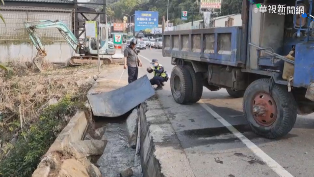水溝蓋突坍塌 鐵牛車傾倒壓死農民