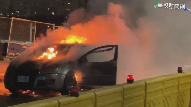 轎車停等號誌突起火 車上3人急逃