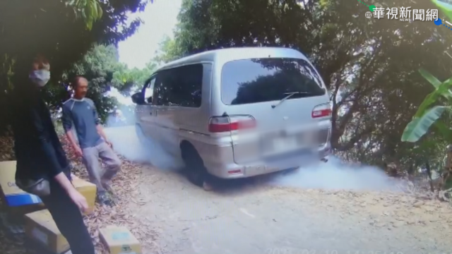 送貨卡產業道路 6壯漢抬車救女駕駛